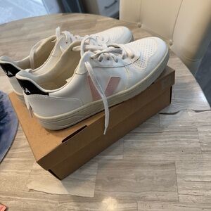 Veja with pink and white detail